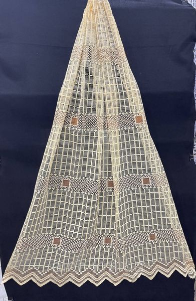 Короткая тюль сетка золотистого цвета с коричневой вышевкой рулоном (136-2)
