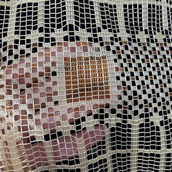 Короткая тюль сетка золотистого цвета с коричневой вышевкой рулоном (136-2)