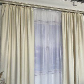 Матовые атласные блэкаут шторы молочного цвета 2шт. 150х270 с белым шифоновым тюлем 400х270, на тасьме (SHTN-M30-3) фото