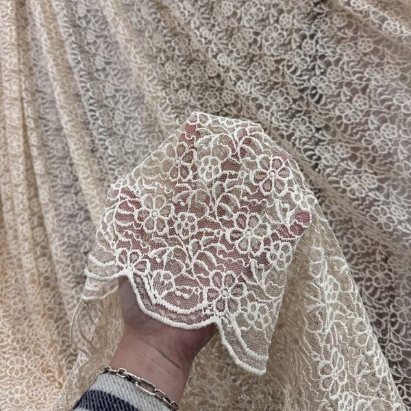 Жакардова гіпюр тканина персикового кольору рулоном (R1373)