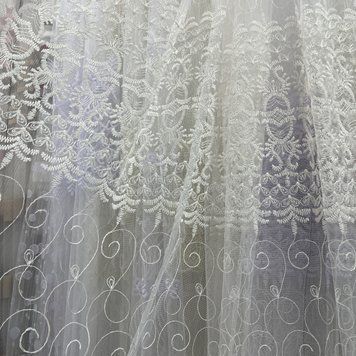 Фатиновый тюль кремового цвета с вышивкой рулоном (310-kr)